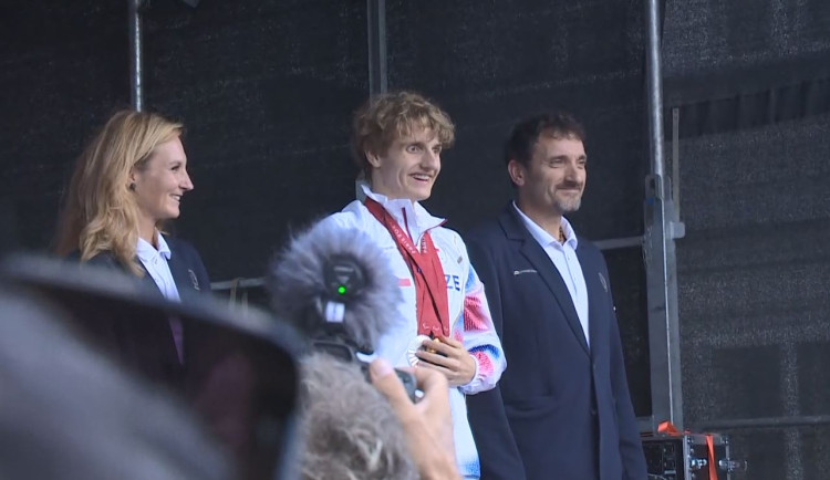 Nevidomý plavec a hrdina paralympiády přivezl ukázat kompletní sadu medailí, Davida Kratochvíla vítaly stovky lidí