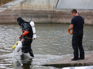 Hasiči s odborníky nacvičovali na Hracholuskách únik ropných látek, přehrada letos slaví 60. výročí