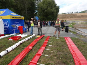 Hasiči s odborníky nacvičovali na Hracholuskách únik ropných látek, přehrada letos slaví 60. výročí