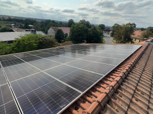 Město instaluje na střechy svých objektů vlastní fotovoltaické elektrárny, Už běží čtyři z plánovaných třinácti