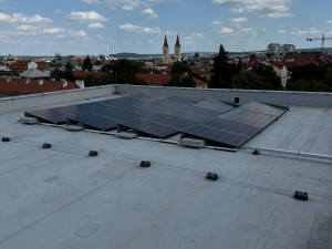 Město instaluje na střechy svých objektů vlastní fotovoltaické elektrárny, Už běží čtyři z plánovaných 13