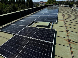 Město instaluje na střechy svých objektů vlastní fotovoltaické elektrárny, Už běží čtyři z plánovaných 13