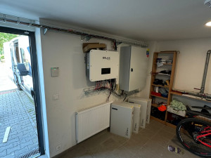 Město instaluje na střechy svých objektů vlastní fotovoltaické elektrárny, Už běží čtyři z plánovaných 13