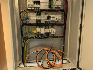 Město instaluje na střechy svých objektů vlastní fotovoltaické elektrárny, Už běží čtyři z plánovaných 13