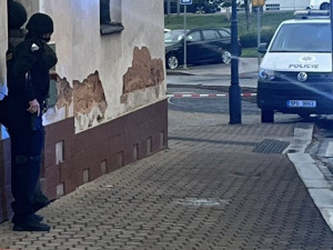 Přestřelka mezi ozbrojeným mužem a policií. V nemocnici skončil jeden zraněný