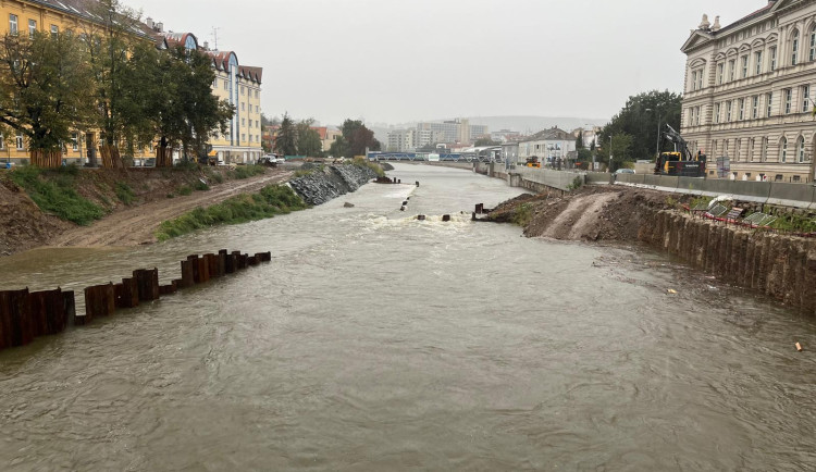 VIDEO: Hladiny řek na jihu Moravy stouply. Zatím za to může zejména upouštění přehrad