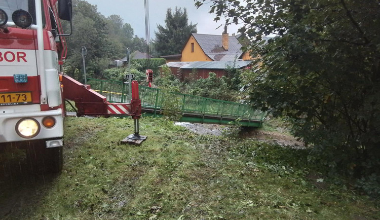 VIDEO: Hasiči odstraňují na Jesenicku lávky přes řeku, nejen pro Olomouc budou rozhodující noční lijáky