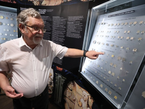 Při procházce se psem našli stovky mincí z doby Karla IV., podrobnosti o nálezu odhaluje nová kniha