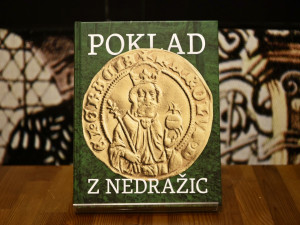Při procházce se psem našli stovky mincí z doby Karla IV., podrobnosti o nálezu odhaluje nová kniha