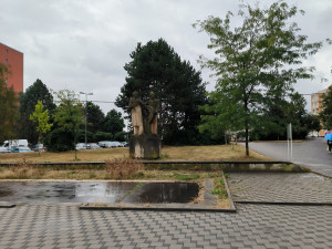 Dlažbu nahradí zeleň, obvod chystá revitalizaci prostoru před obchodním domem ve Skvrňanech