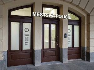 Strážníci mají k dispozici novou služební místnost na hlavním nádraží, město si od toho slibuje vyšší bezpečnost v okolí