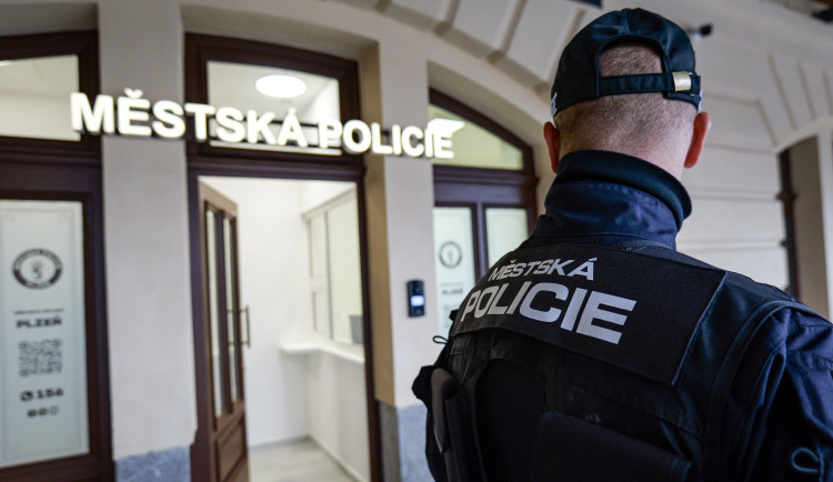 Strážníci mají k dispozici novou služební místnost na hlavním nádraží, město si od toho slibuje vyšší bezpečnost v okolí