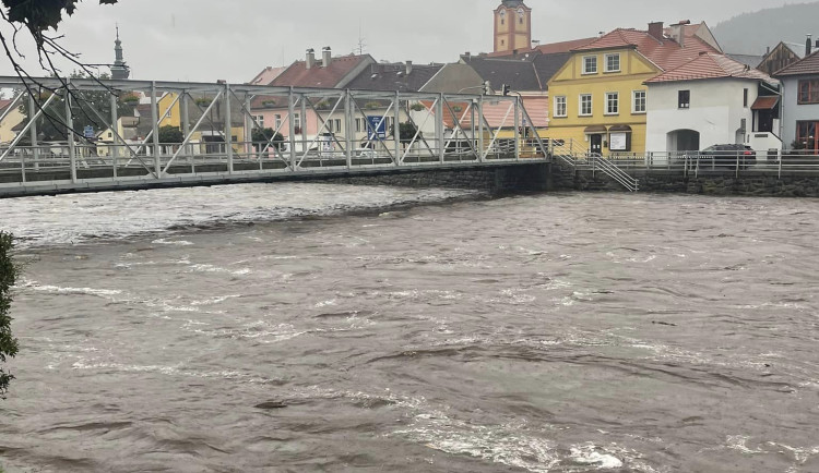 Otava v Sušici a Rejštejně vystoupala na třetí povodňový stupeň. V Brdech hrozí pády stromů