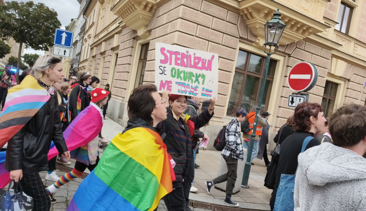 VIDEO: Přeci jen někde vyšla duha. Průvodem hrdosti vyvrcholil letošní několikadenní festival Pilsen Pride