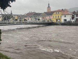 Otava v Sušici a Rejštejně vystoupala na třetí povodňový stupeň. V Brdech hrozí pády stromů