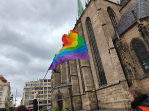 VIDEO: Přeci jen někde vyšla duha. Průvodem hrdosti vyvrcholil letošní několikadenní festival Pilsen Pride