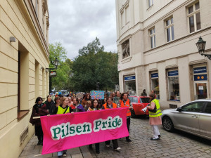 VIDEO: Přeci jen někde vyšla duha. Průvodem hrdosti vyvrcholil letošní několikadenní festival Pilsen Pride