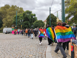 VIDEO: Přeci jen někde vyšla duha. Průvodem hrdosti vyvrcholil letošní několikadenní festival Pilsen Pride
