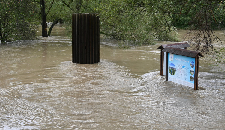 Domovy opouští další tisíce lidí, moravskoslezské řeky kulminují. Meteorologové slibují zlepšení