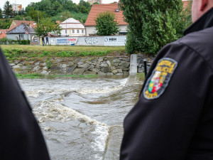 Meteorologové rozšířili varování před povodněmi na část Plzeňského kraje, strážníci páskují cestu k náplavce