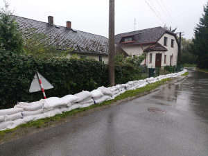 Tři místa v Plzeňském kraji jsou na prvním povodňovém stupni. V Koterově pro jistotu převezli koně do bezpečí
