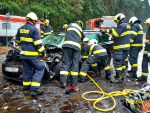 Škodovka po smyku na mokru narazila do silného stromu, řidič utrpěl těžké zranění