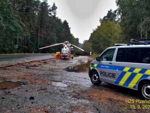 Škodovka po smyku na mokru narazila do silného stromu, řidič utrpěl těžké zranění