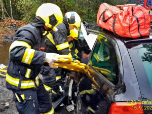Škodovka po smyku na mokru narazila do silného stromu, řidič utrpěl těžké zranění