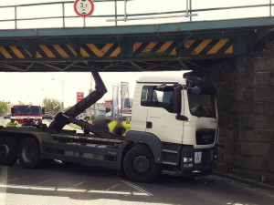 Nechvalně proslulá klatovská gilotina půjde k zemi. Správa železnic vymění most, který skalpuje kamiony