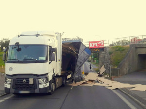 Nepozorní řidiči končí neslavně pod mostem