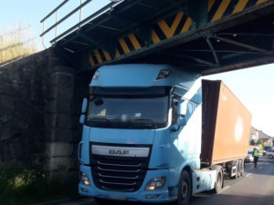 Nepozorní řidiči končí neslavně pod mostem