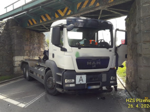 Nepozorní řidiči končí neslavně pod mostem