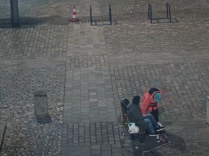 VIDEO: Žena se vymočila na katedrálu, její nechutný výstup natočila kamera