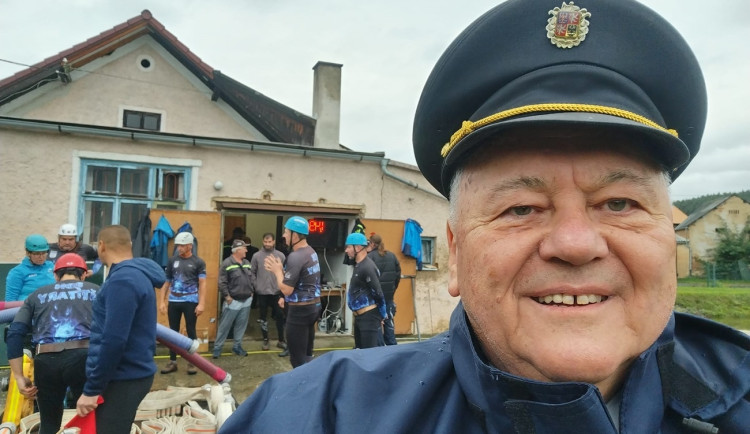 Jan Látka pravidelně navštěvuje akce hasičů, odkud si pořizuje bohatou fotodokumentaci na své sociální sítě