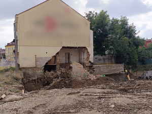 VIDEO: Na Roudné se zřítila část domu. Na místě zasahovali hasiči i policisté