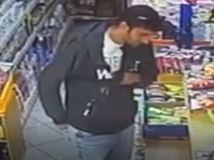 Kriminalisté hledají muže ze záběrů bezpečnostních kamer. Oba použili ukradenou platební kartu