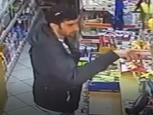 Kriminalisté hledají muže ze záběrů bezpečnostních kamer. Oba použili ukradenou platební kartu