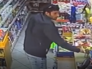 Kriminalisté hledají muže ze záběrů bezpečnostních kamer. Oba použili ukradenou platební kartu