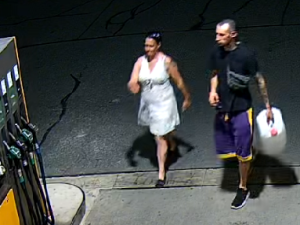 Kriminalisté hledají muže ze záběrů bezpečnostních kamer. Oba použili ukradenou platební kartu