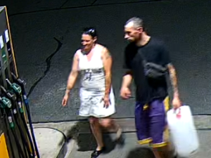 Kriminalisté hledají muže ze záběrů bezpečnostních kamer. Oba použili ukradenou platební kartu