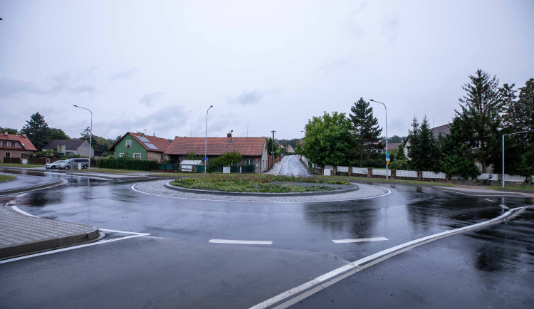 Nejvýznamnějším prvkem stavby je nově vybudovaná okružní křižovatka o průměru 16 metrů v místě křížení s ulicemi K Fořtovně a V Mokřinách