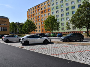Díky rekonstrukci vnitrobloků vnikla nová parkovací místa a přibyla zeleň