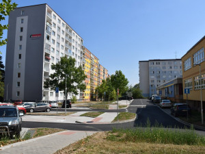 Díky rekonstrukci vnitrobloků vnikla nová parkovací místa a přibyla zeleň
