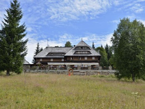 Slavná Klostermannova oslaví 100 let od svého otevření. Jde o nejznámější rekreační objekt na Šumavě