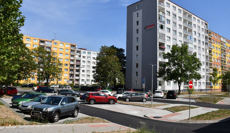 Díky rekonstrukci vnitrobloků vnikla nová parkovací místa a přibyla zeleň