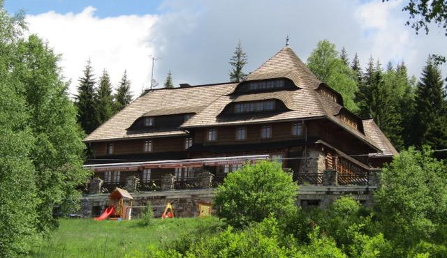 Slavná Klostermannova oslaví 100 let od svého otevření. Jde o nejznámější rekreační objekt na Šumavě