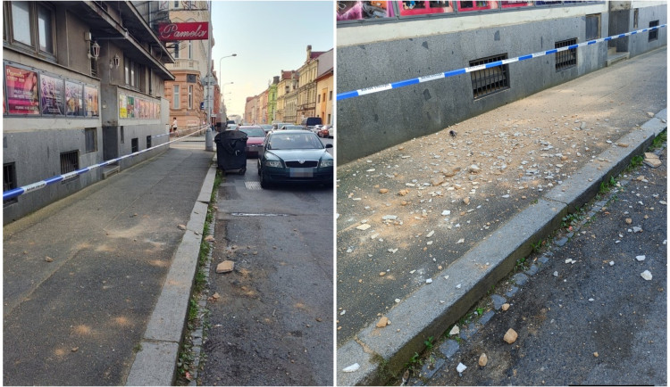 Ze strip baru klubu odpadl kus zdiva, dopadl těsně před procházející ženu