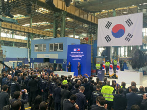 Výstavba Dukovan by mohla českým firmám vynést zakázky za stovky miliard, uvedl premiér