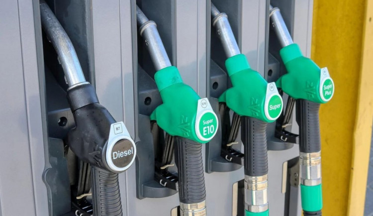 Deset týdnů zlevňují pohonné hmoty v Plzeňském kraji, nejlevněji se tankuje na severním i jižním Plzeňsku