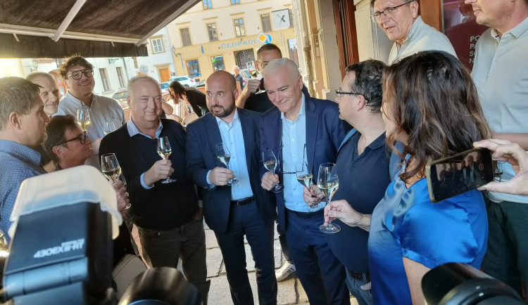 Ve štábu ANO se bouřlivě oslavuje. Uprostřed primátor Plzně Roman Zarzycký a vedle vpravo lídra kandidátky Kamal Farhan